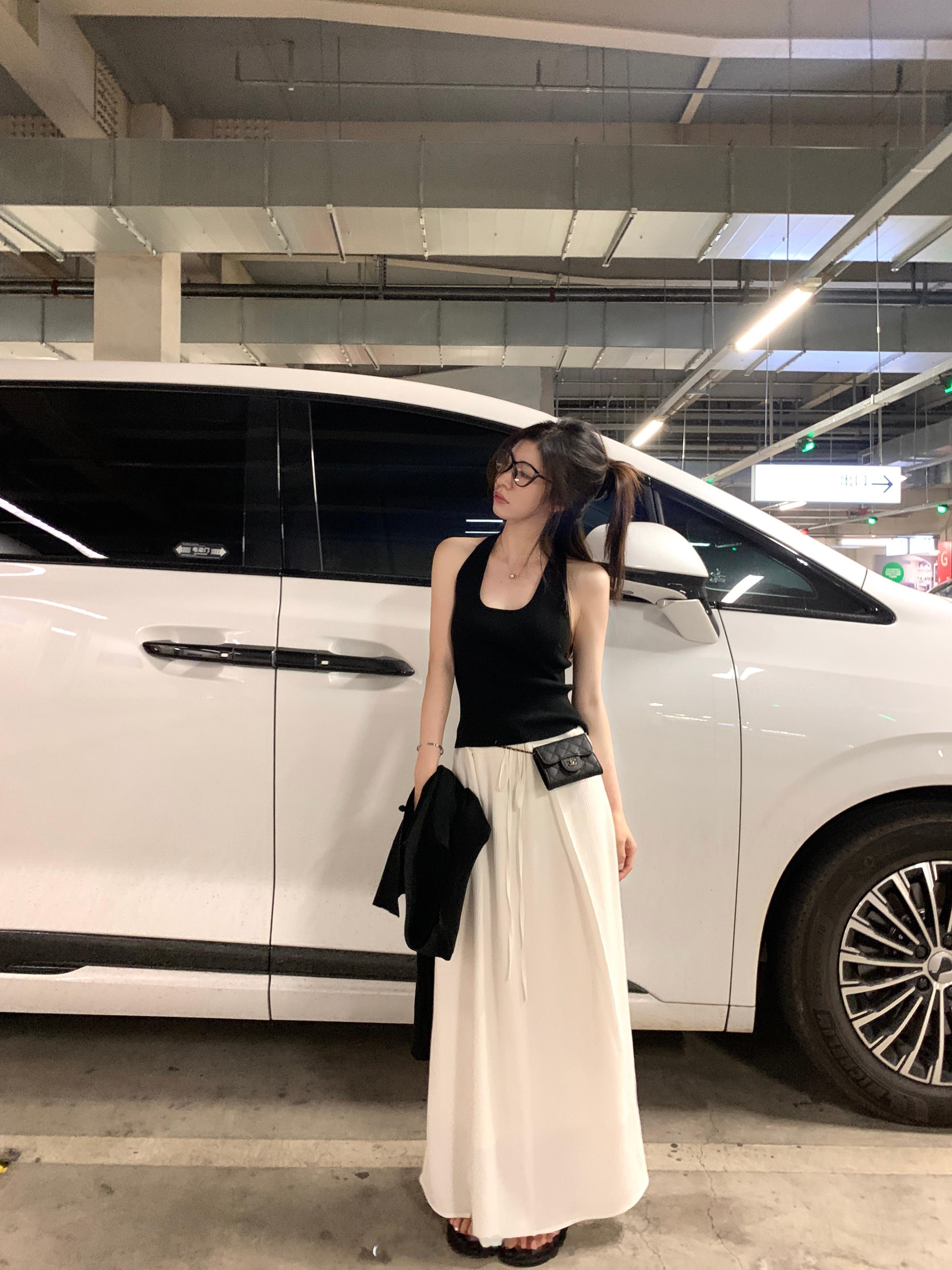 来说说这次的清冷极简代表新中式的针织开衫太爱这件了 正肩的版型细致柔软的质地 很