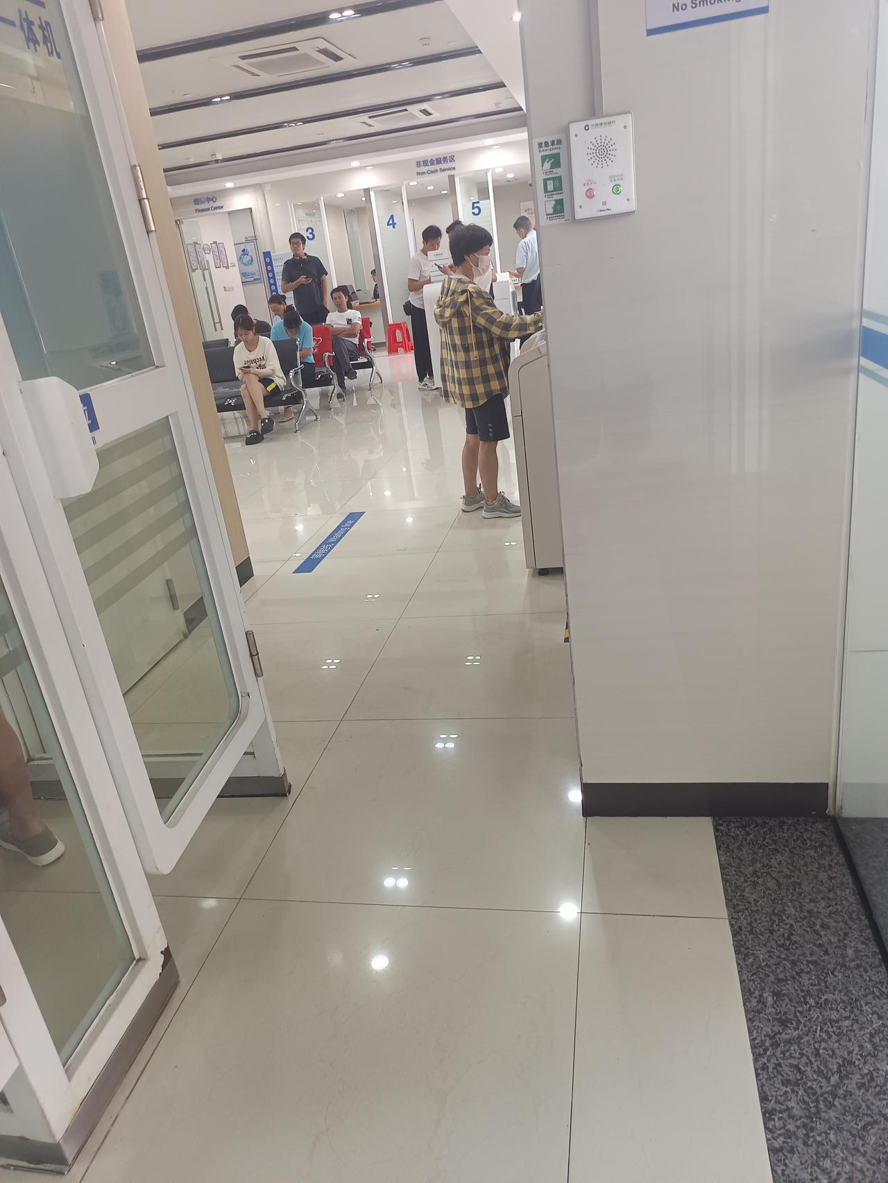 你敢相信吗？现在银行还有这么多人，今天去银行办事，竟然还有这么多人在柜台办事，现