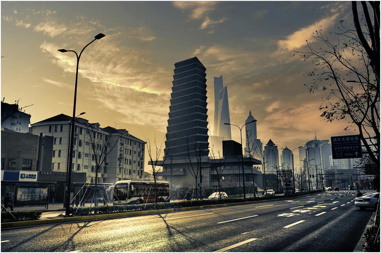 雾隔一时障
———（）
层峦叠嶂皆失色， 
层云亦被赤光揉。 
楼影朦胧添妙境，