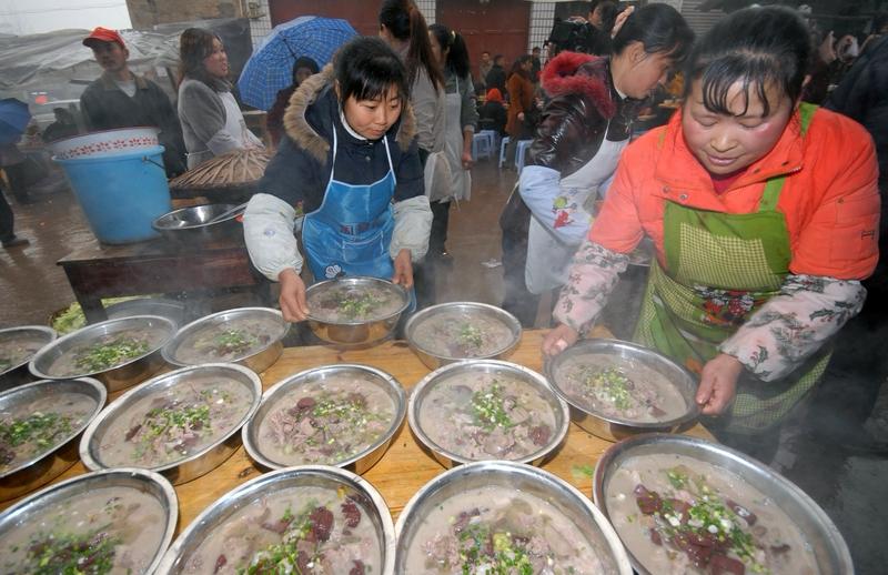 重庆合川这次火出圈啦！网友“呆呆”一句“请你吃刨猪汤”的邀约，直接掀起大波澜。原