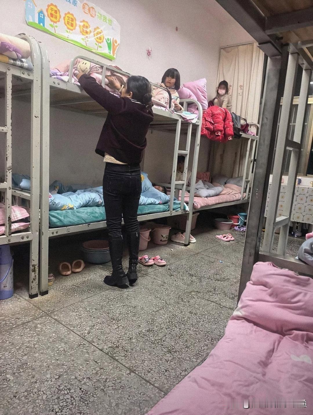 可怜天下父母心
这么小的孩子就忍心让他们住校吗？
80后的父母都在操心的一件事