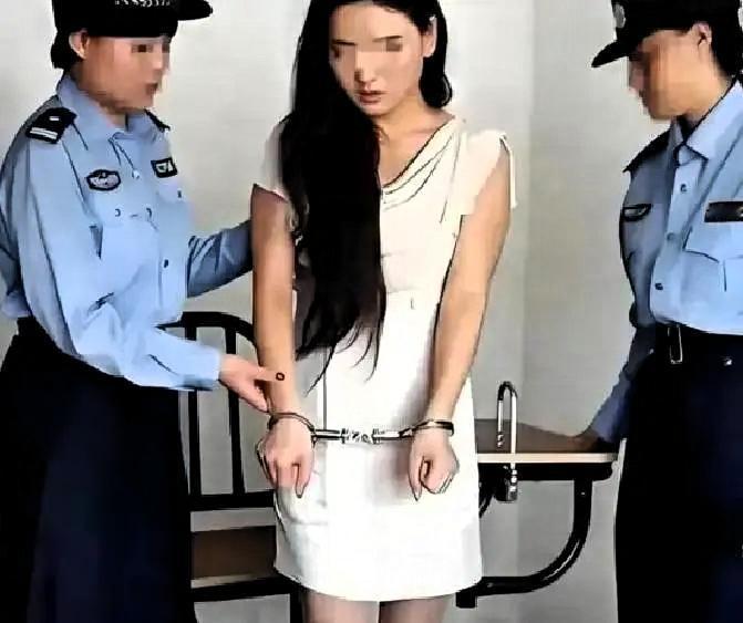 2002年，护士周华突然在医生李仁强的脖子上扎了一针，还嬉皮笑脸地说：“跟你开个