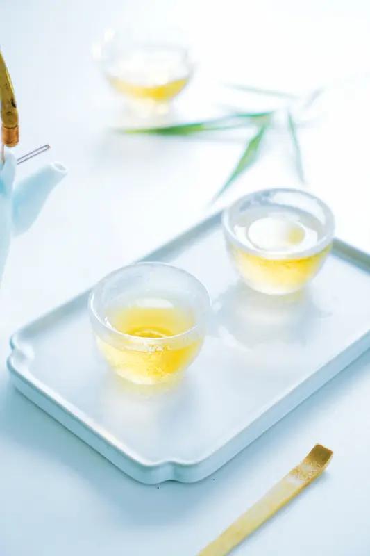 诗茶相伴
 
闲煮清茶伴雅章，尘心洗尽自清香。
一杯碧露凝幽韵，半卷诗情入静凉。