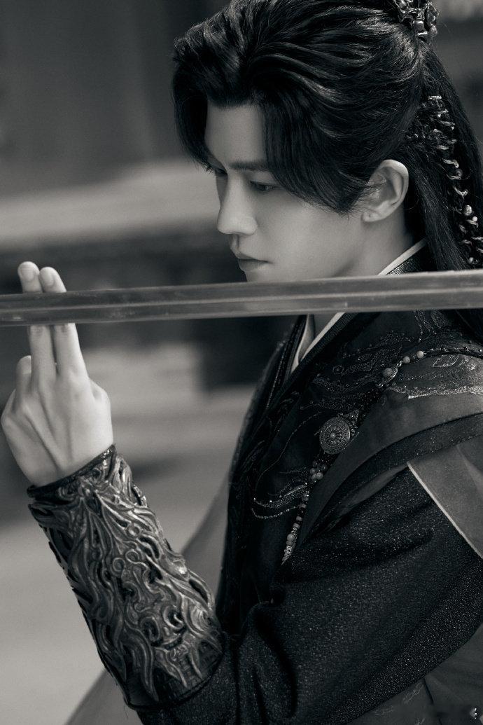 #任嘉伦刀光剑影自有潇洒#任嘉伦在刀光剑影间尽显潇洒，手指抵剑宛如侠义之魂附身，