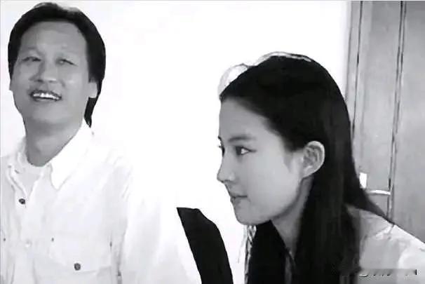 刘亦菲长得真乖，很喜欢这两张照片里的她，纯纯的美丽[比心]