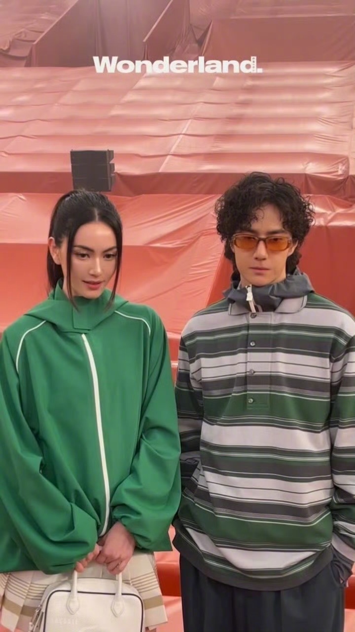 王一博Mai合影泰国顶流神颜Mai主动找合影，现场直言超喜欢他的舞蹈！国际迷妹认