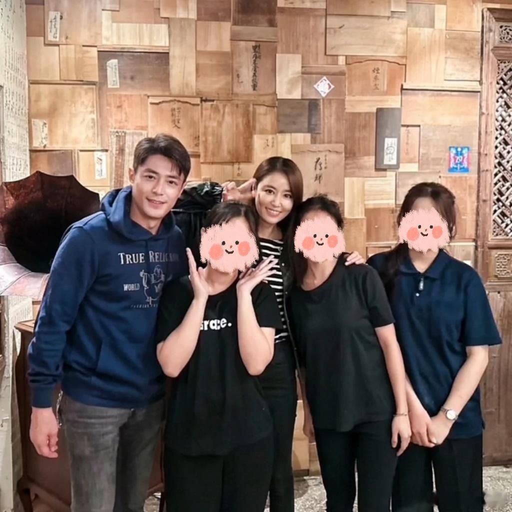 霍建华林心如餐厅吃饭被偶遇霍建华林心如与网友合照 霍建华林心如餐厅吃饭被偶遇 