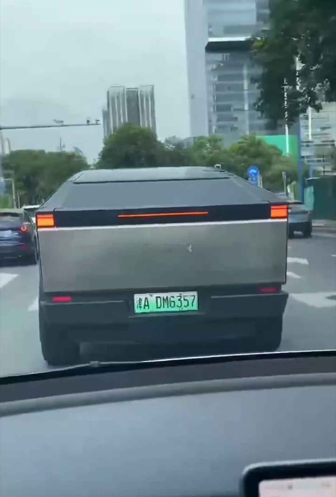 #绿牌特斯拉Cybertruck现身天津街头#今日有多位网友在天津滨海新区路上拍