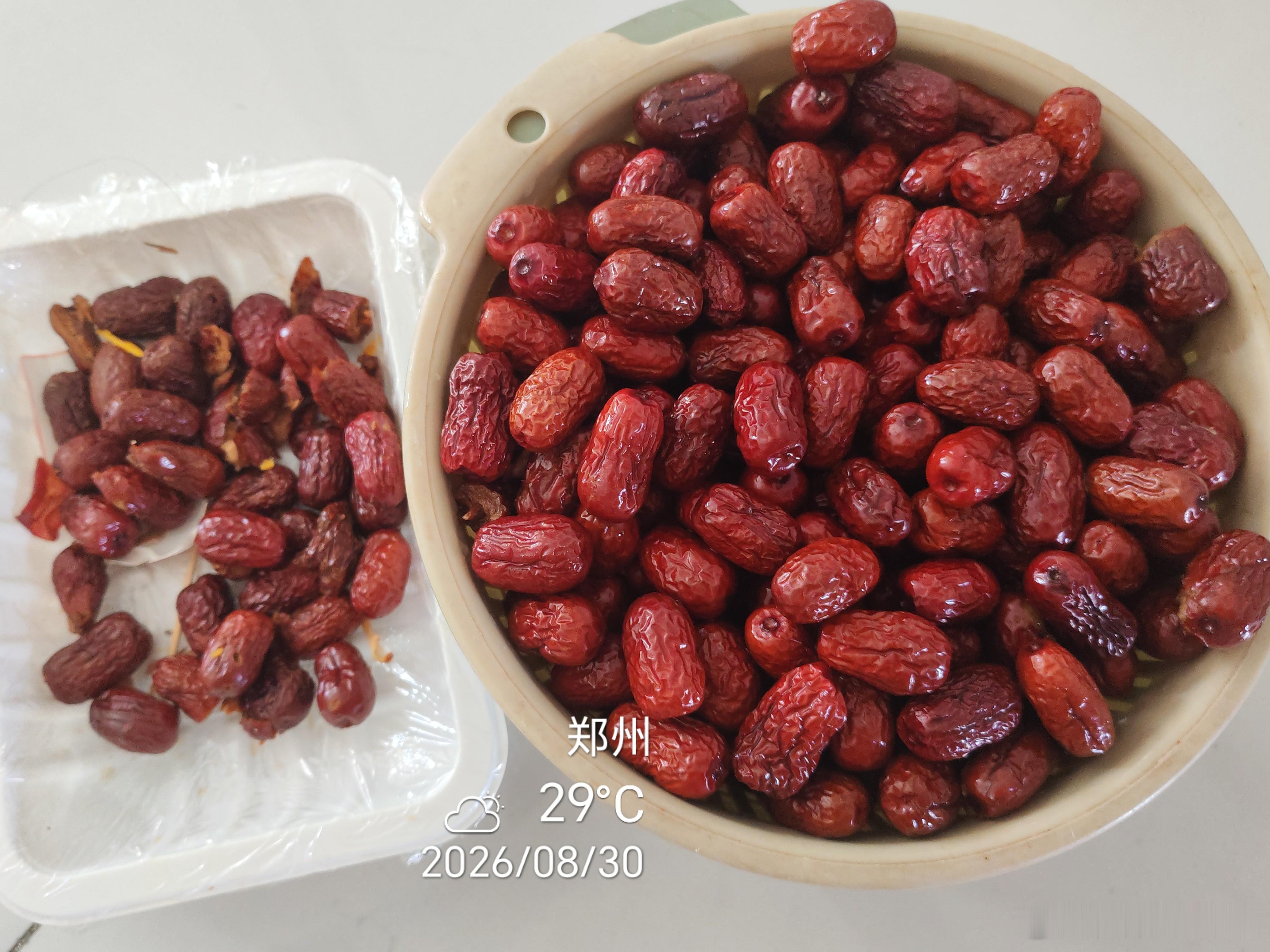 去年十一假期的时候，有个人给我一袋子红枣，我一直没打开，刚才一看生虫了犹豫了一下