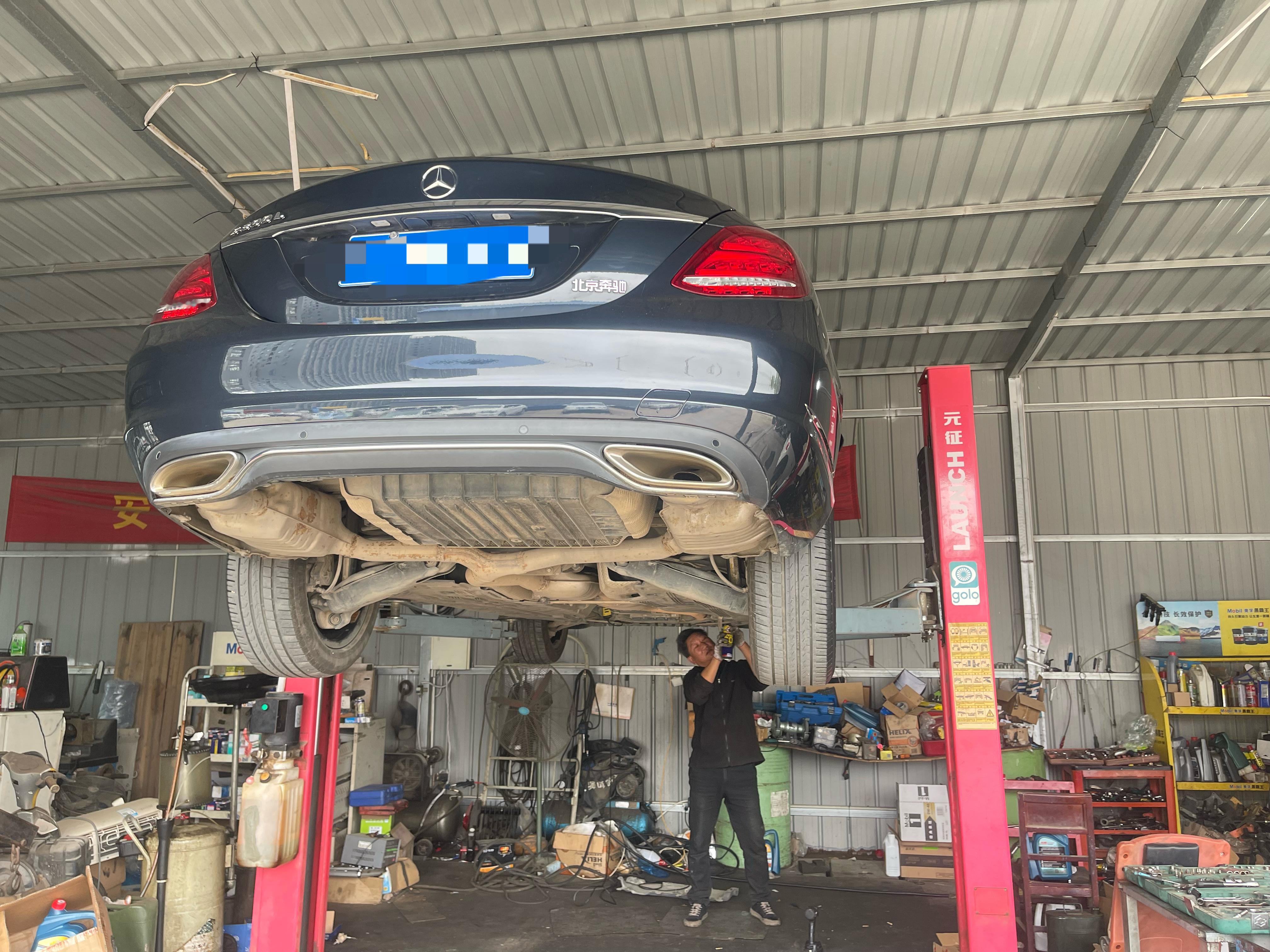 在后面配钥匙，遇到修车的刘师傅 认识他也有6年多了，头发白了 人也老了很多。他们