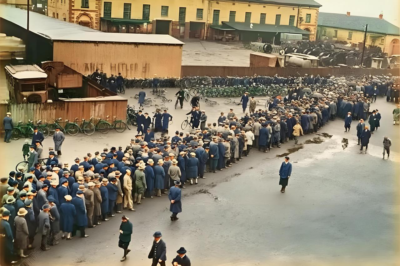 画面定格在1929年德国的某条街道，经济大萧条的阴霾如厚重乌云，沉沉地压在这片土