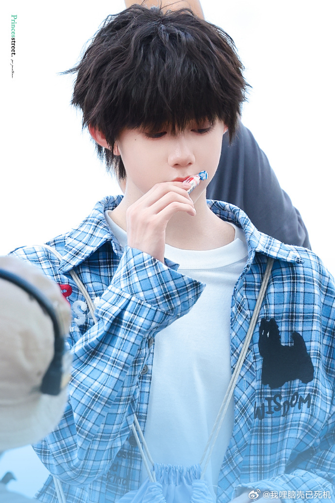 陈奕恒蓝色格纹衬衫小卷毛陈奕恒格纹衬衫短裤清爽学长感 陈奕恒蓝色格纹衬衫小卷毛，