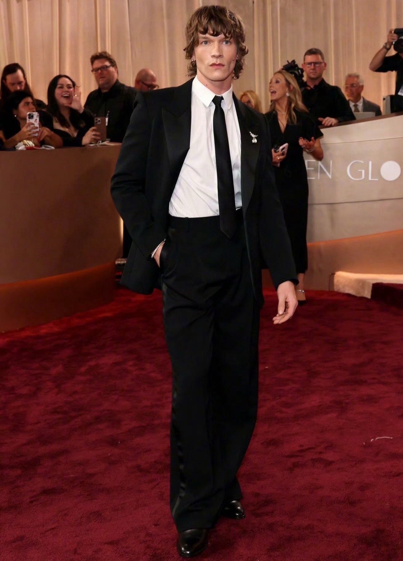 时尚灵感解读 这一届金球奖，男星们不约而同地回到了黑色西装和燕尾服。没有抢眼的色