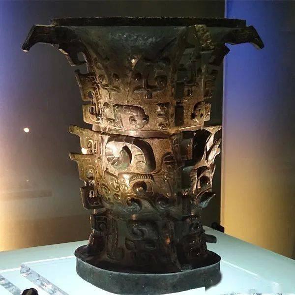 1975年，一顶铜樽正要被送往日本展览，装箱前，专家马承源出于热爱，伸手在内部摸