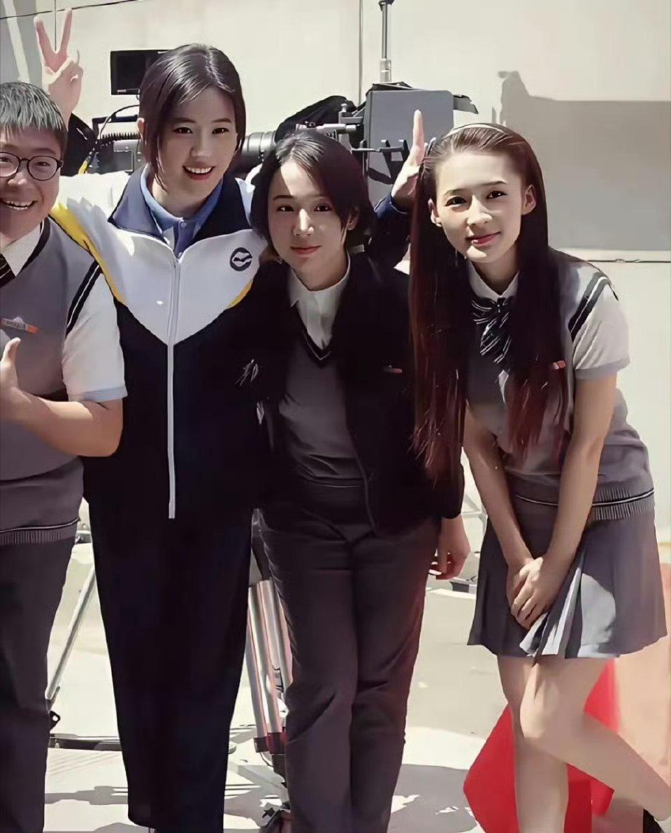 刘亦菲李沁早期合影，那时候还是青涩少女 