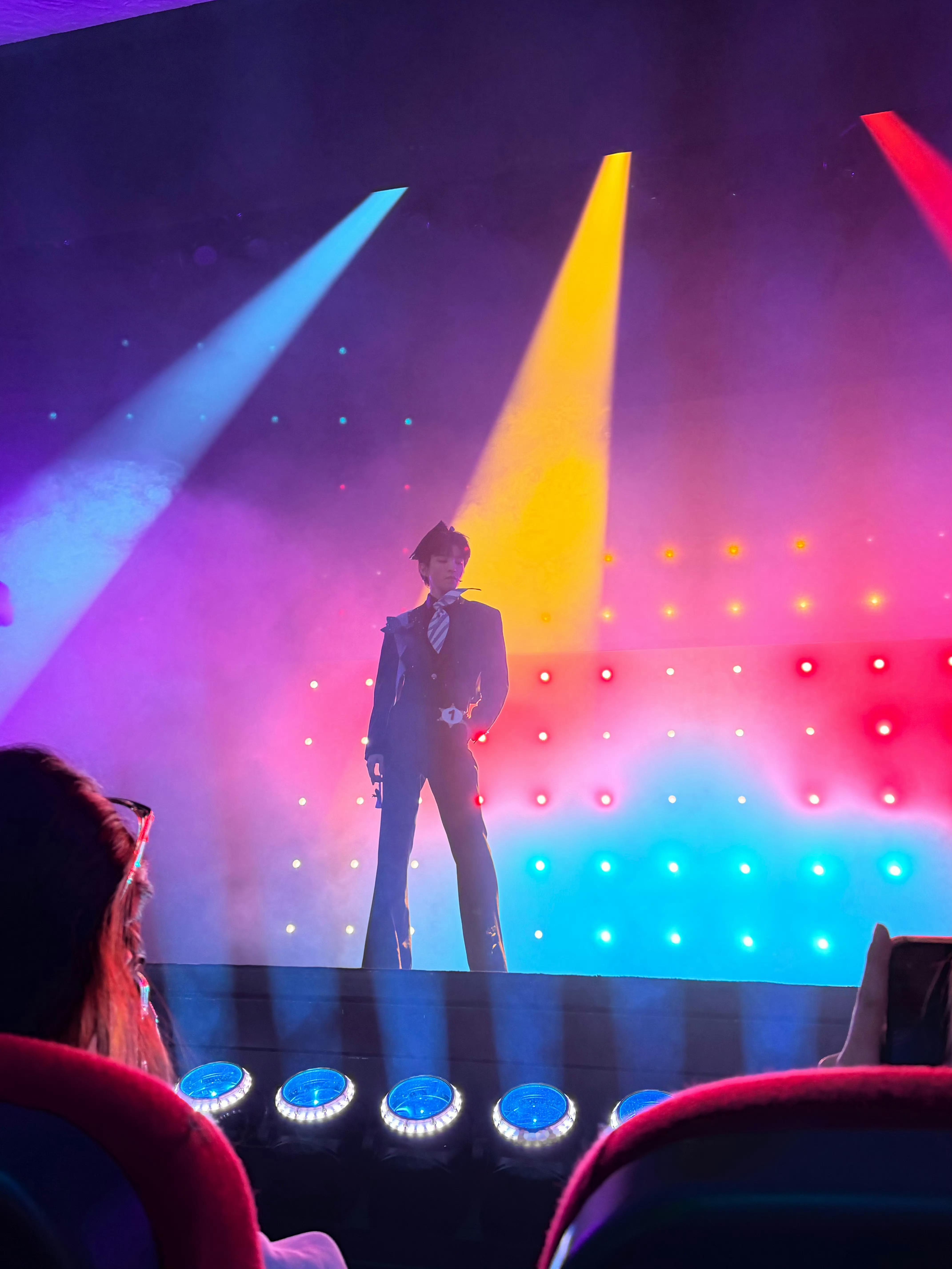 额滴神呐…王俊凯超绝身材比例！！！！！漫画里走出来的一样王俊凯话剧舞台照王俊凯一