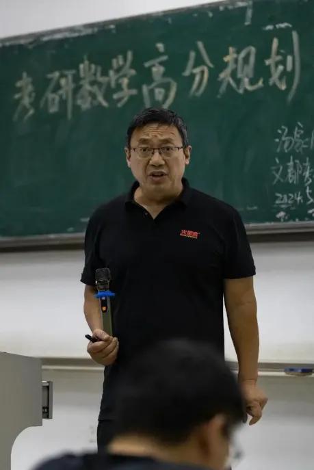 砍英语主科？别急着拍手，这刀砍下去先流血的是普通家庭的孩子。

南大博士汤家凤一