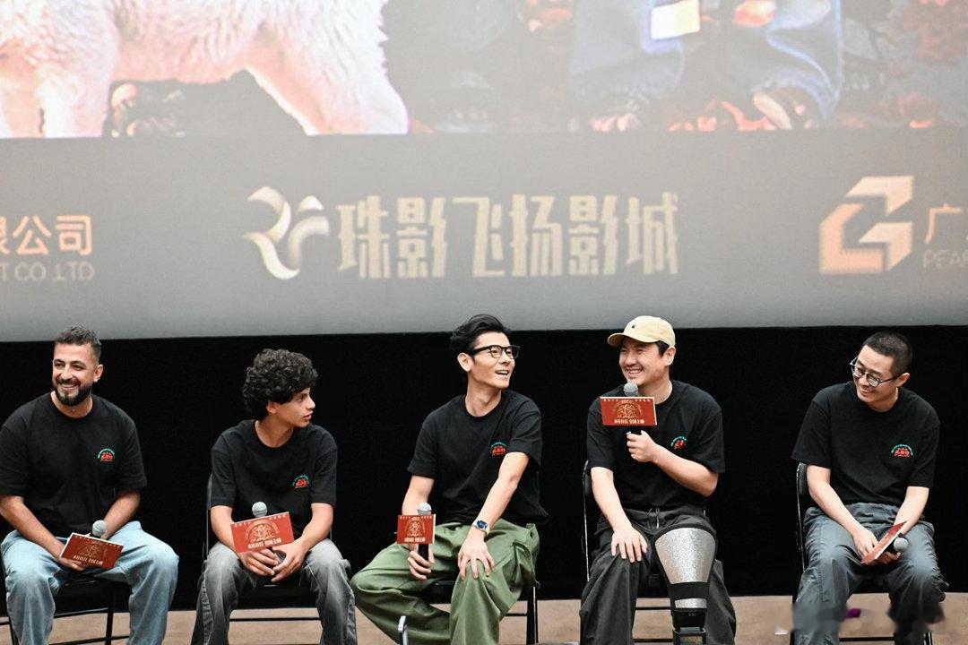 真怕蒋奇明在沈腾身边笑岔气了花絮里满满的温馨与欢乐，优秀演员互相欣赏，还能碰撞出
