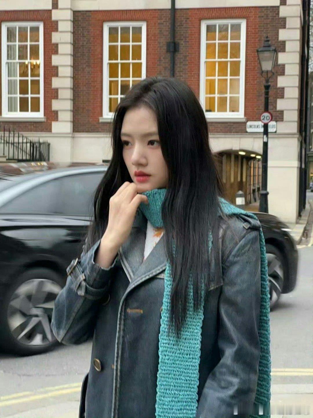 任敏G社生图 任敏的生图真的没输过！长腿优势显出来，绿色围巾衬得清冷又白皙，这状