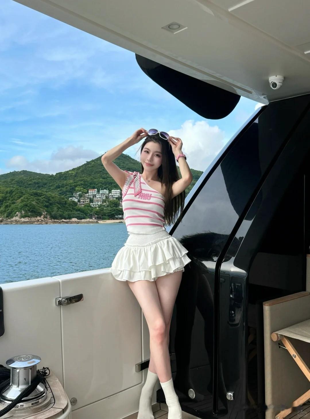 3个游艇摄影姿势

1.游艇倚栏杆，大秀美腿
在游艇上倚栏杆而站，双腿交叉，前脚
