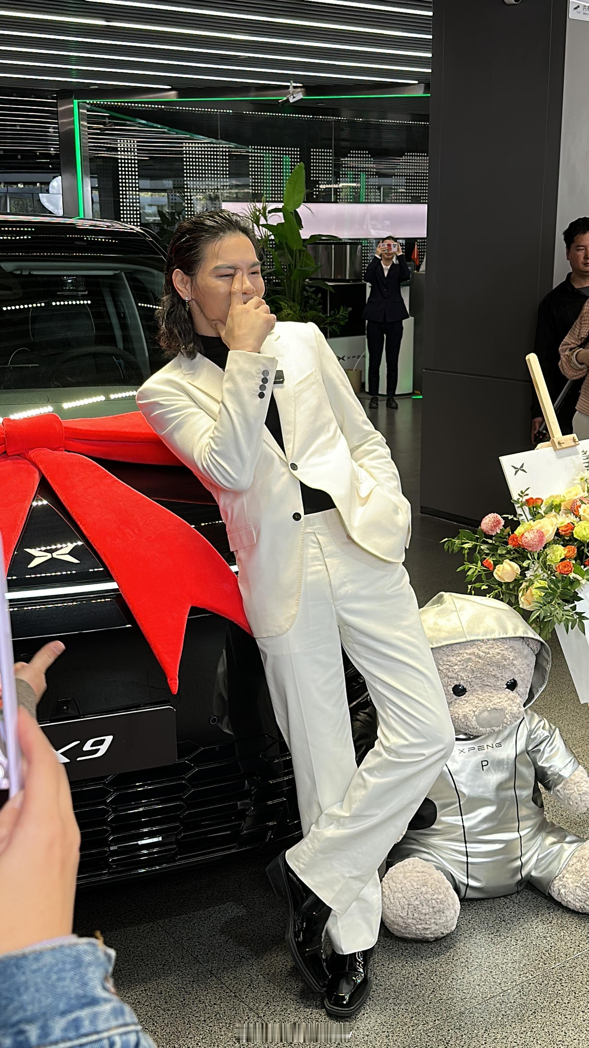 向佐买 X9 除了智能大空间能耗低，还有一个重要的原因，就是 X9 方向盘 lo