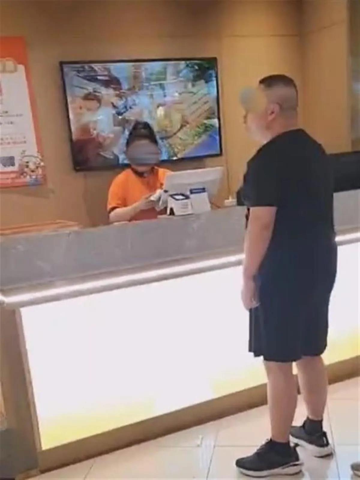 这名男子说，由于自助餐吃得太多，他被餐馆赶走了。店员：当时表达不当，道歉了

