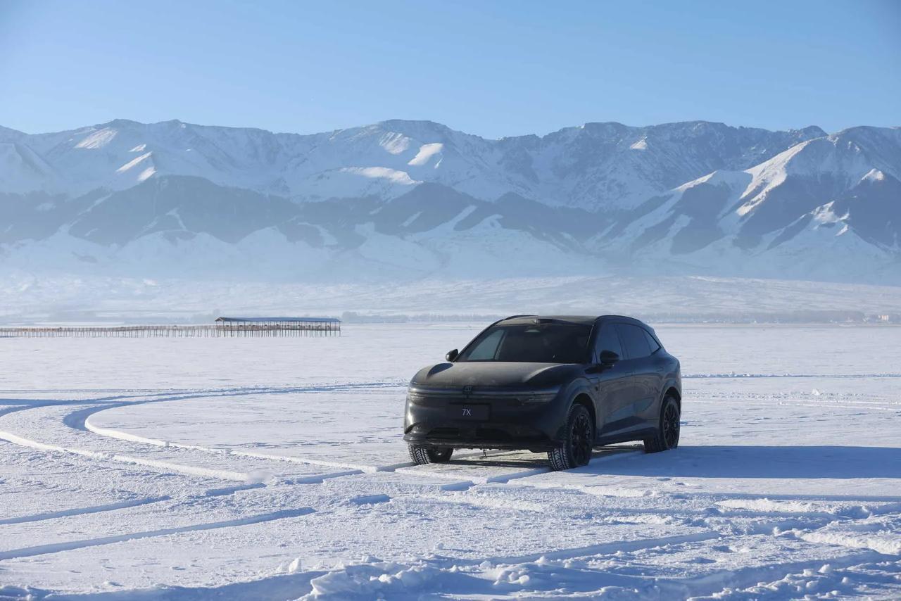 极氪7X要在中国最具挑战的雪道，完成垂直落差超150层楼的爬雪坡挑战，克服摩擦力