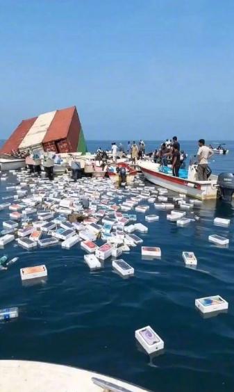 一艘货轮在霍尔木兹海峡沉没，海面上竟漂满了崭新的iPhone和法国高级香水？近日