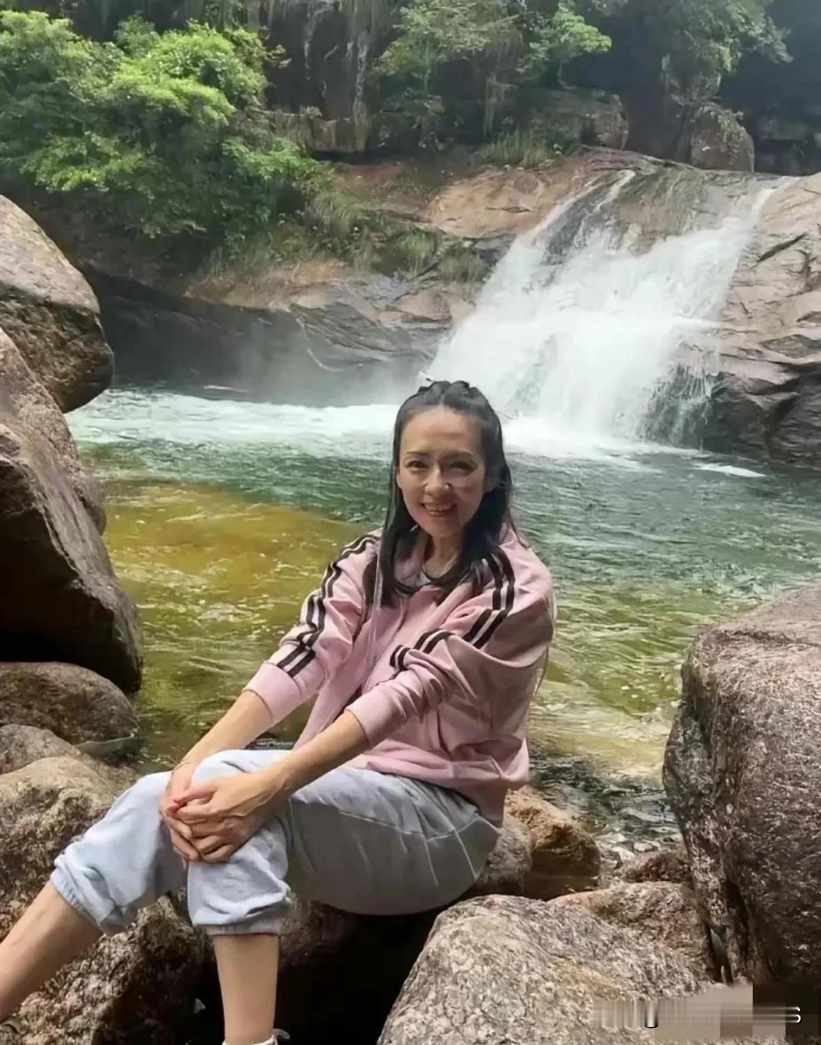 说起章子怡啊，就算不化妆的时候，看着确实有点岁月的痕迹，但你知道吗？她的五官天生