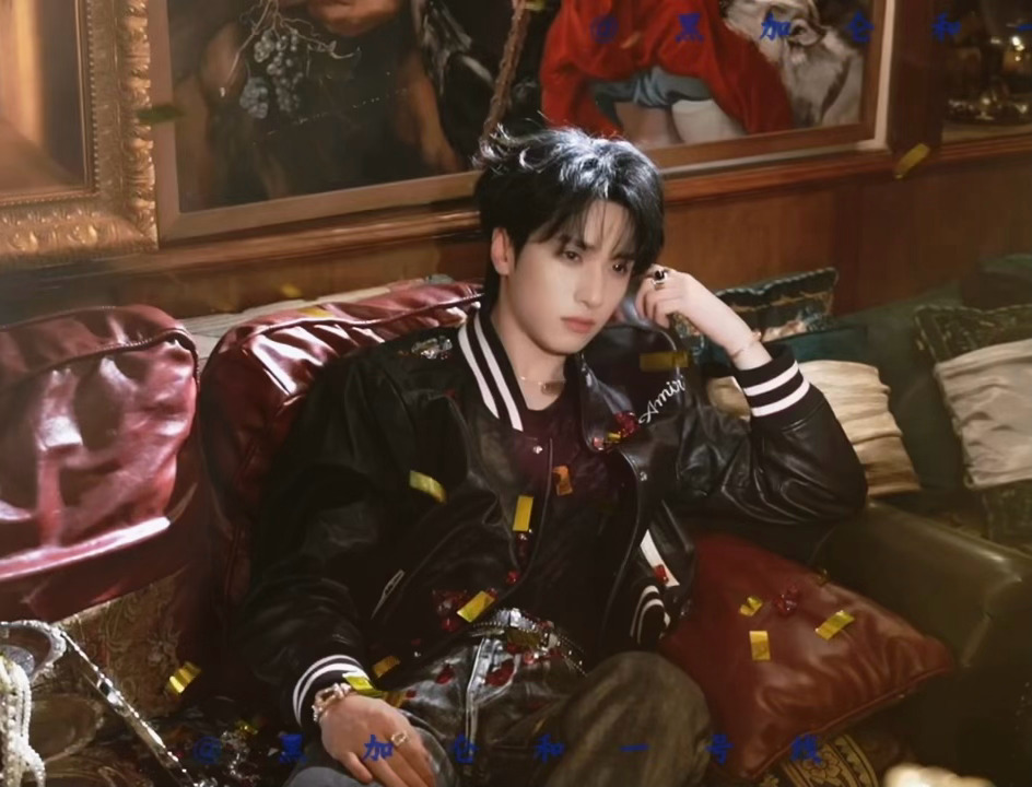 卡座上慵懒随意的少爷撒的不应该是彩带，该是rmb 