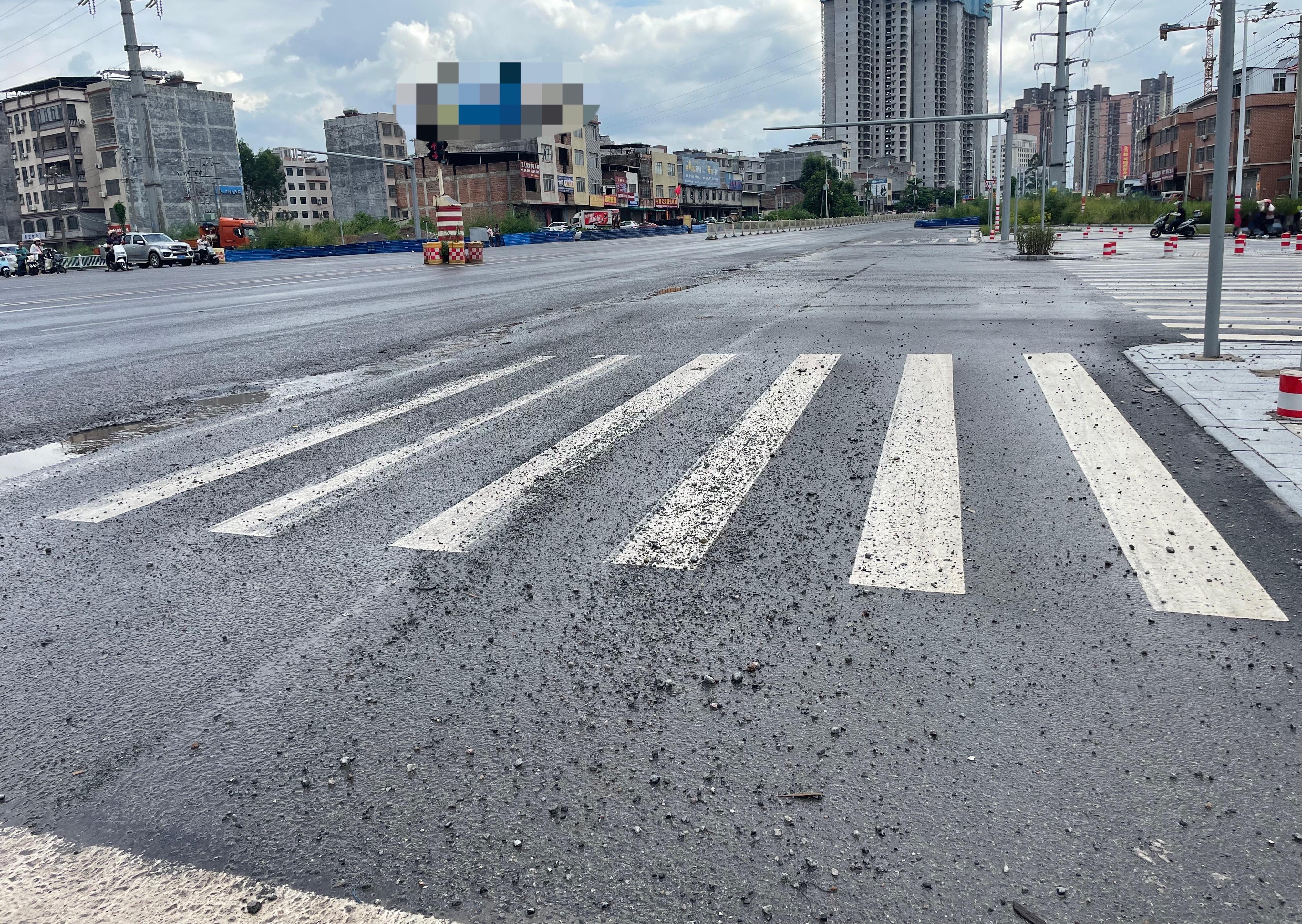 7月23日，网友反映：玉林玉容一级路北流容县路口有碎石易打滑，希望能尽快清理干净