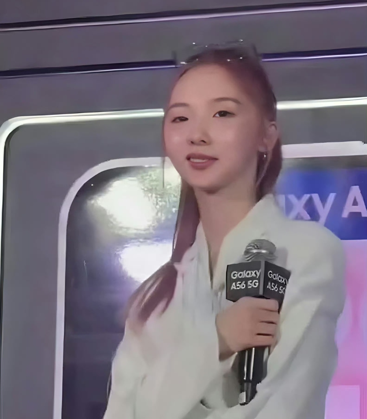 郑乃馨在拽什么本来就是泰籍华裔，还有一堆人在那捧臭脚！[笑cry]当初不过是各种
