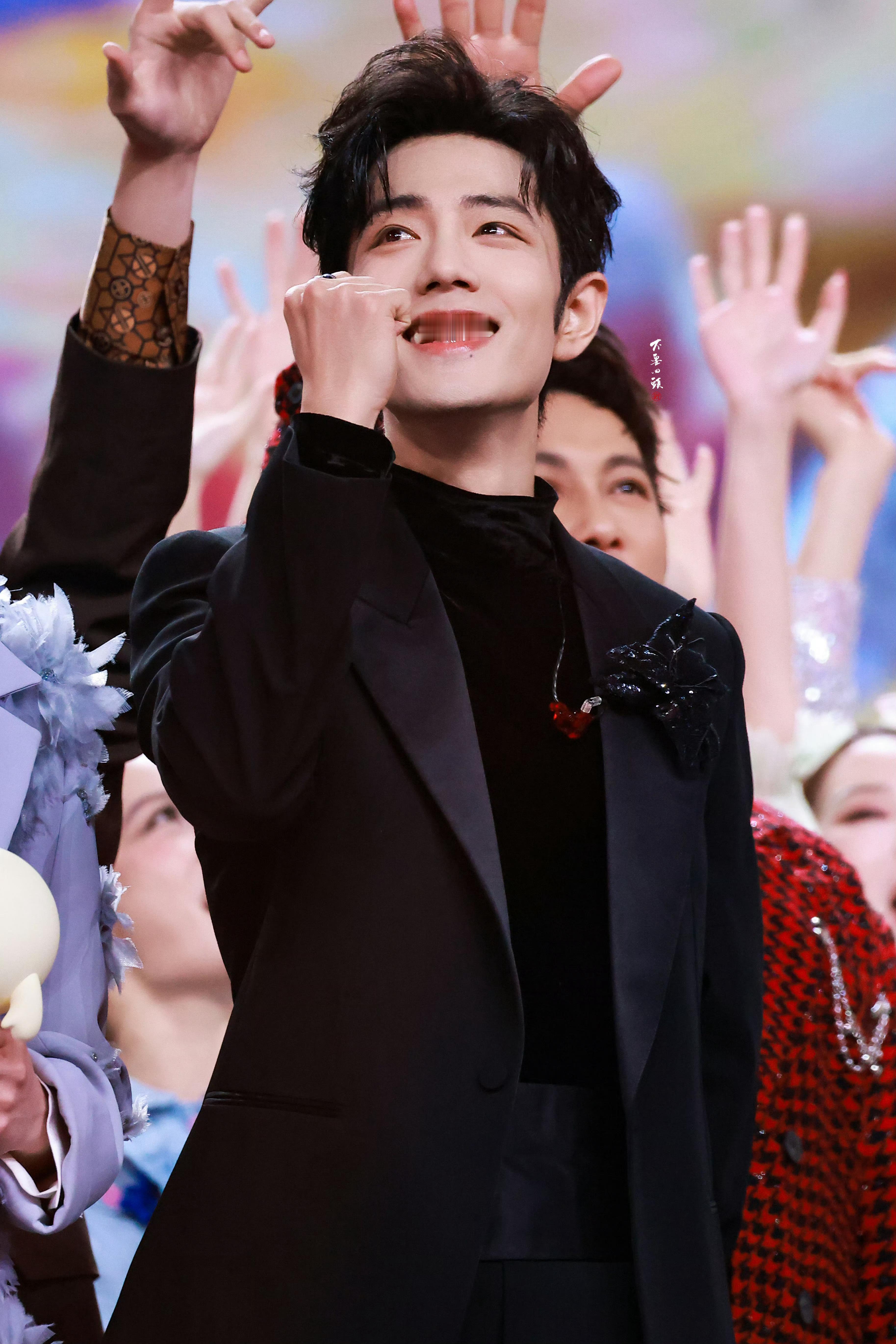 东方卫视跨年神图那必然是，肖战与他的红海🦐！肖战爸爸妈妈去看肖战跨年舞台了