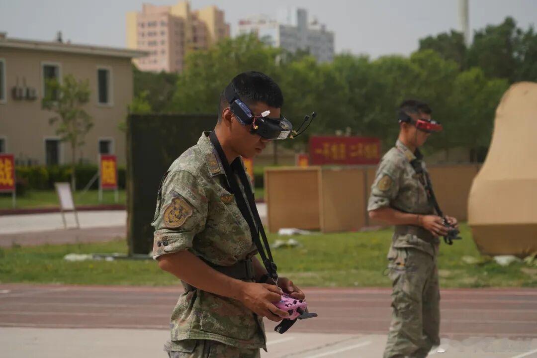 FPV飞手某团正严密组织无人机等级认证考核，百余名参考官兵齐聚，全面检验无人机操
