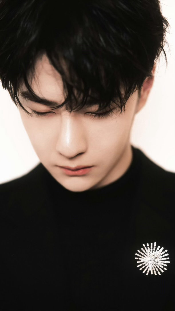 伟大的 权威的 王一博 cr:logo 