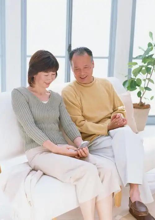 我身边两个同龄老邻居反差特别大，一位干瘦单薄常年忌口，稍微受凉就要输液调理，恢复