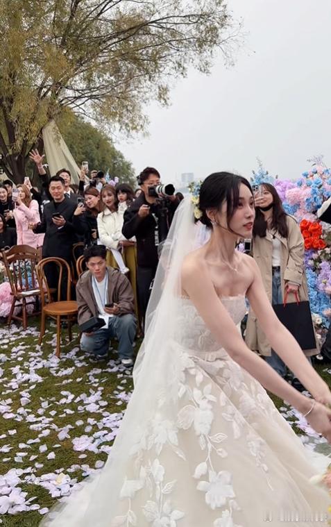 徐艺洋侄儿接到了手捧花 ​​​​