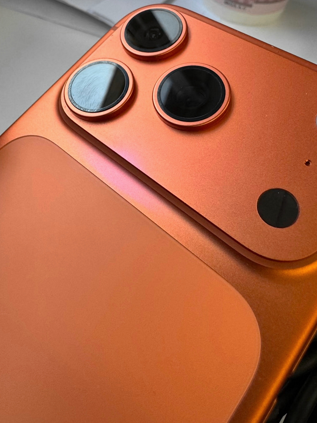 iPhone17只用一个月橙色变粉色 截止到目前为止，也没有一个确切的说法能解释