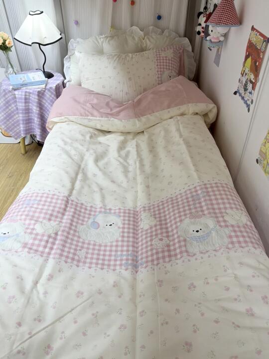 上了一天的早八也不敢穿外裤坐床上🥺