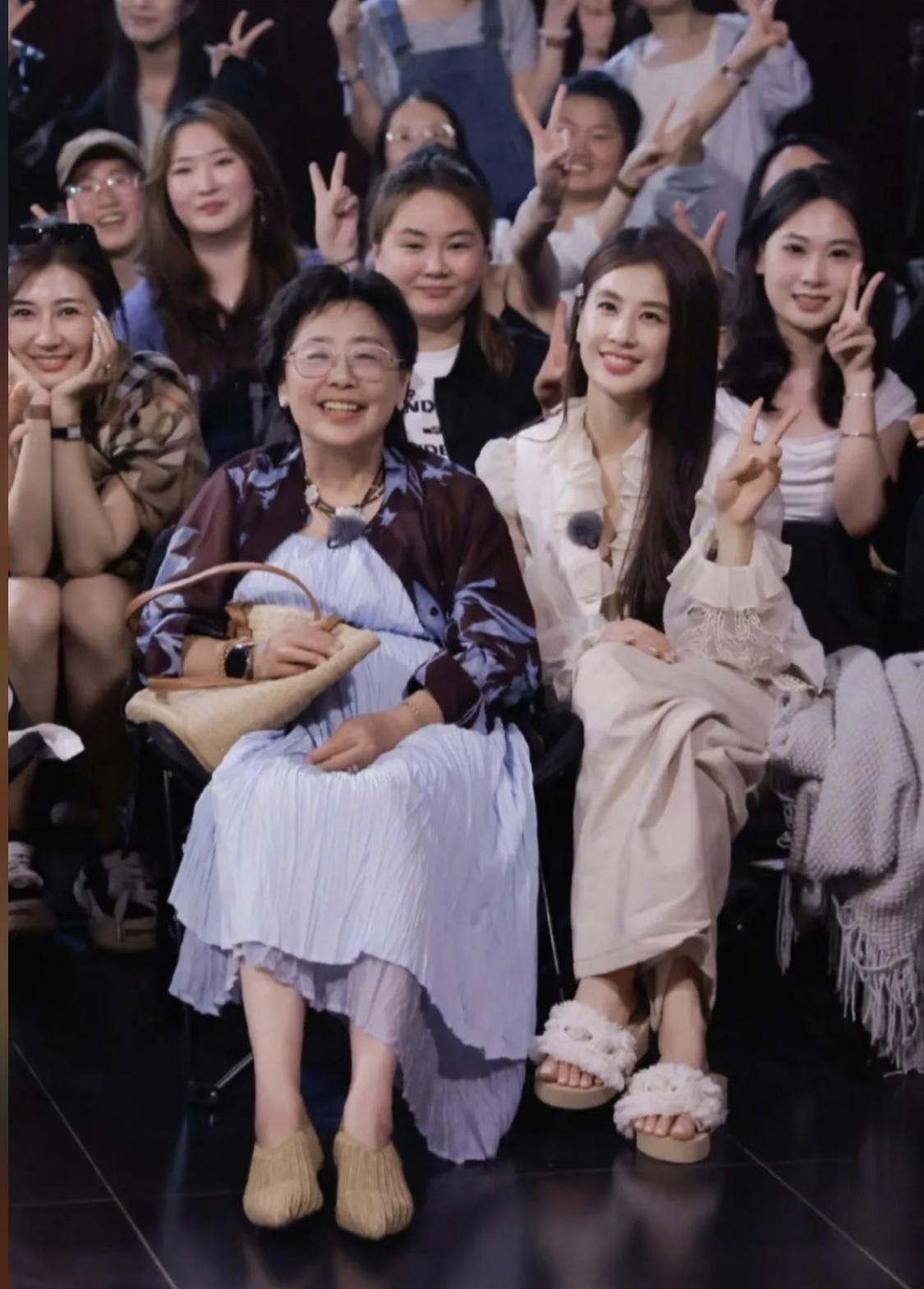 邓传理老师对黄圣依的托举真是拿得出手。

黄圣依刚刚和扬子录制了再见爱人4 ，成