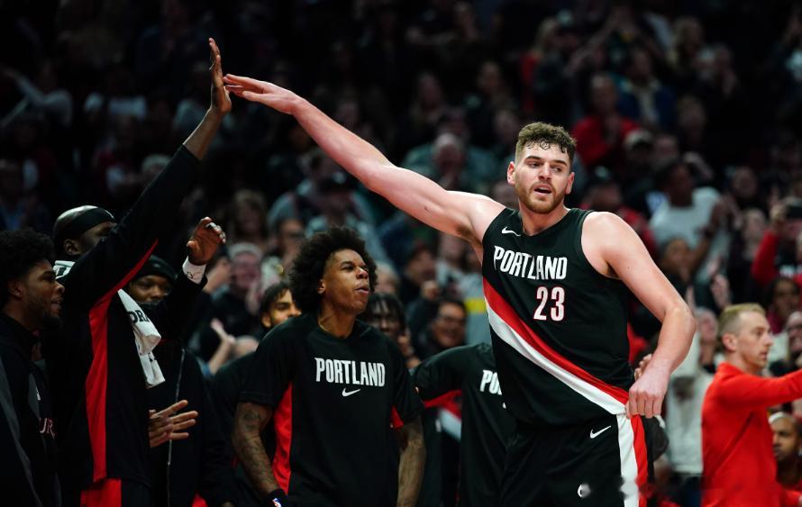 明日NBA常规赛，开拓者主场迎战勇士。据开拓者随队记者Sean Highkin报