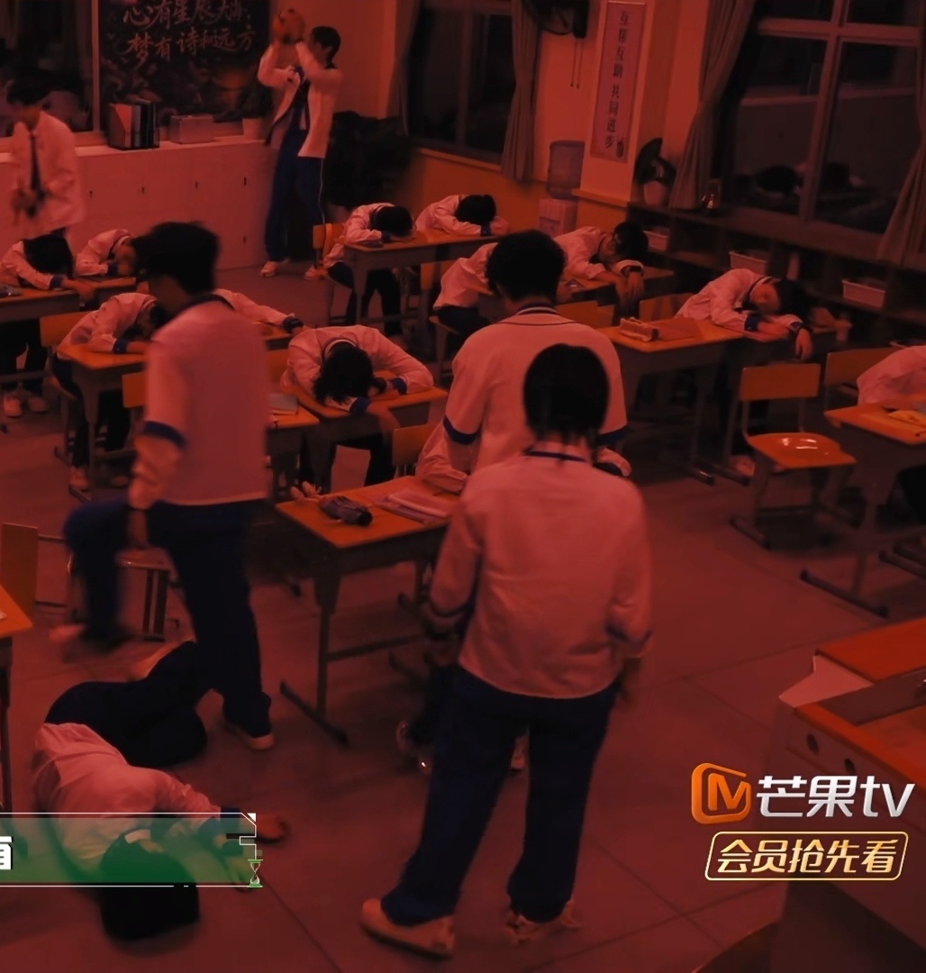 许凯 你也是胆大 居然敢自己在角落玩投篮 后桌同学动一下你就老实了许凯密室大逃脱