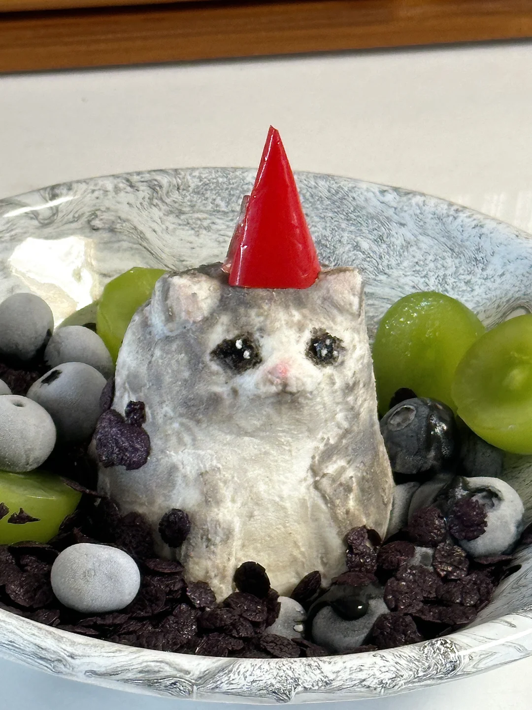 流泪猫猫头黑米脆片酸奶碗