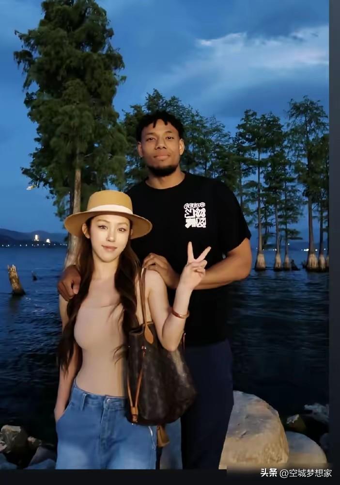 差点认错！看着像跨国情侣，这个小伙竟是地道北京土著
 
很少没关注CBA赛事，刷