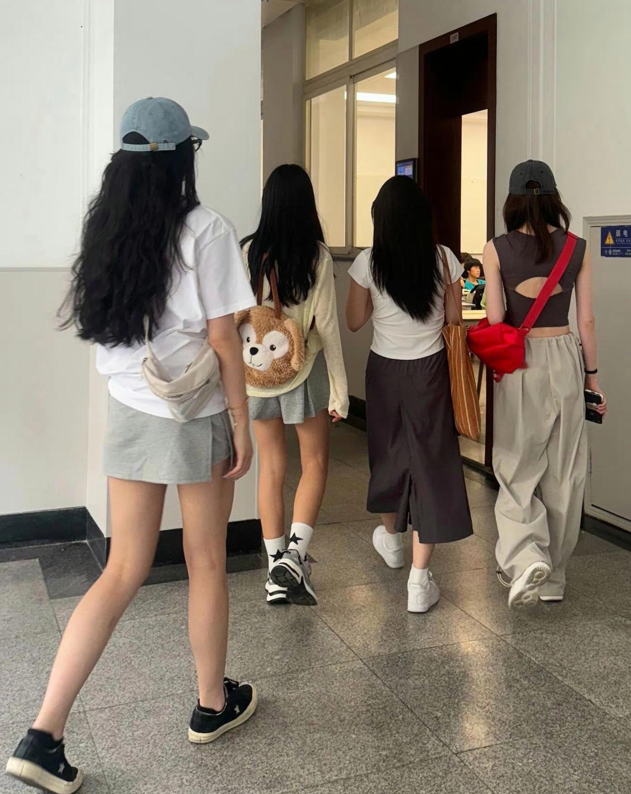 现在的流行，那么朴素了，没有花里胡哨的颜色了，比我们读书那个年代好看舒适太多了 