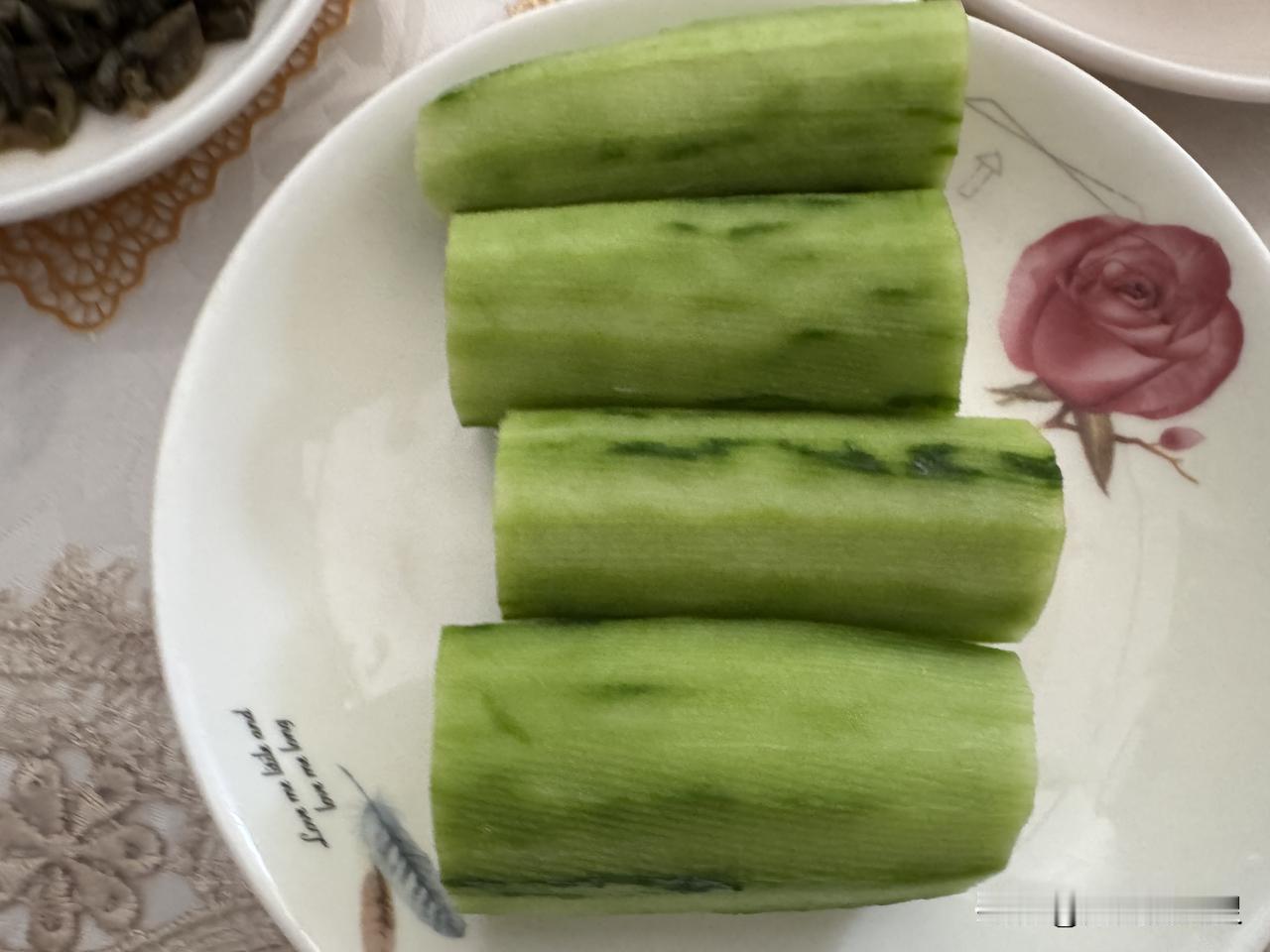 其实有好多食物对血管都有好处。比如：
蔬菜中，西兰花、芹菜、洋葱、西红柿都是护血