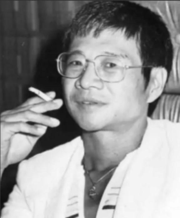 1957年，倪匡伪造多种公章、证件、介绍信，由内蒙古畏罪潜逃至广州，七月间偷渡至