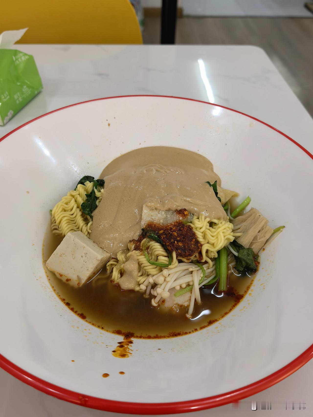 前进路小学附近最近开了一家东北麻辣，名字叫黏糊糊东北麻辣烫。早就在各种短片里面刷