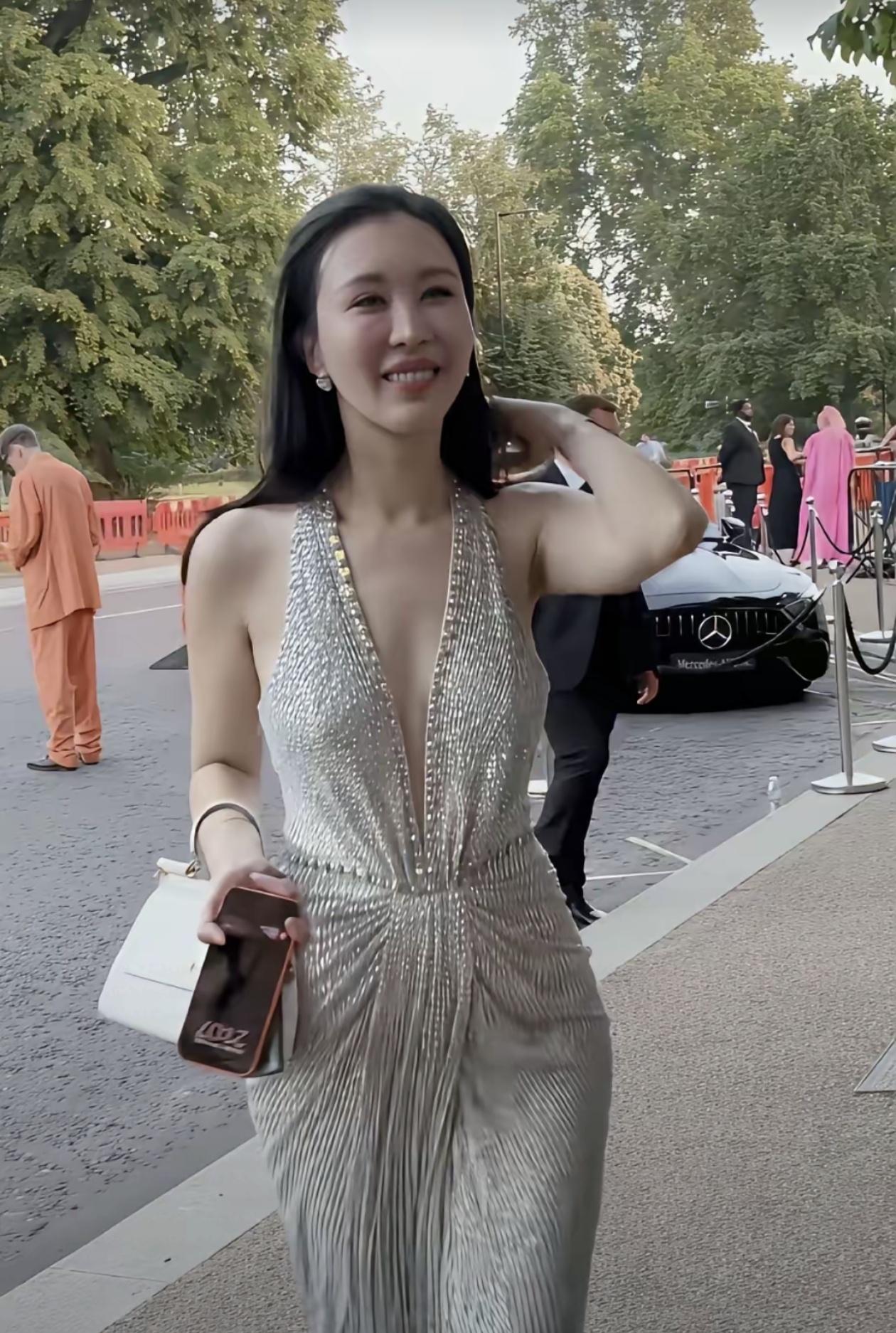 独自闯伦敦晚宴的田朴珺：好的婚姻从不是依附
 
伦敦一场高端艺术晚宴的路透，让田