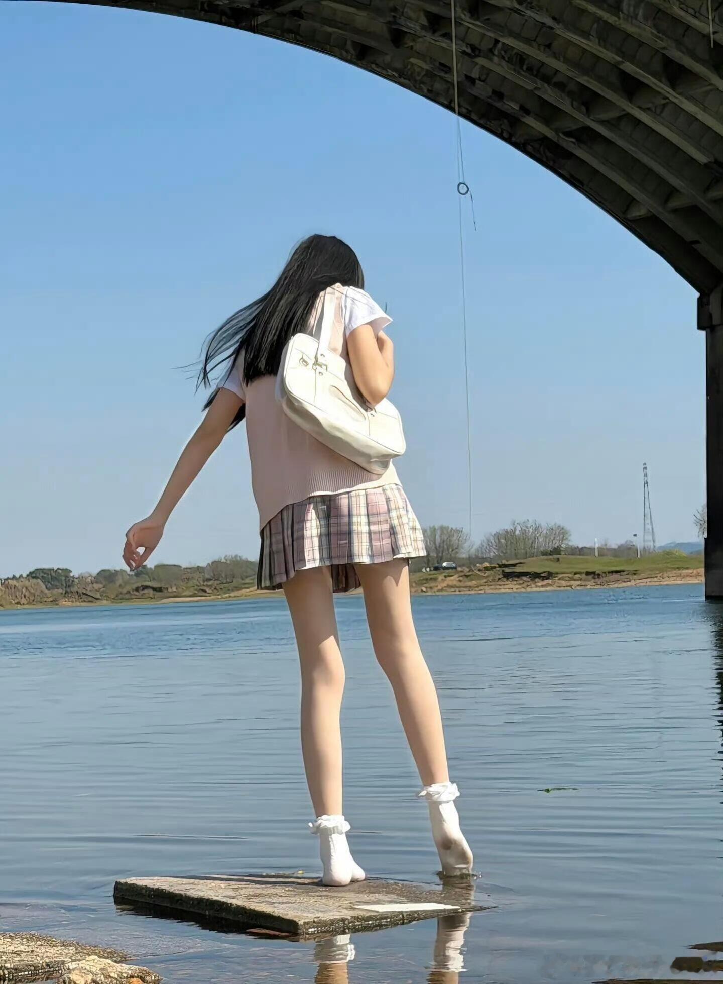 玩水把袜子弄湿了吧…